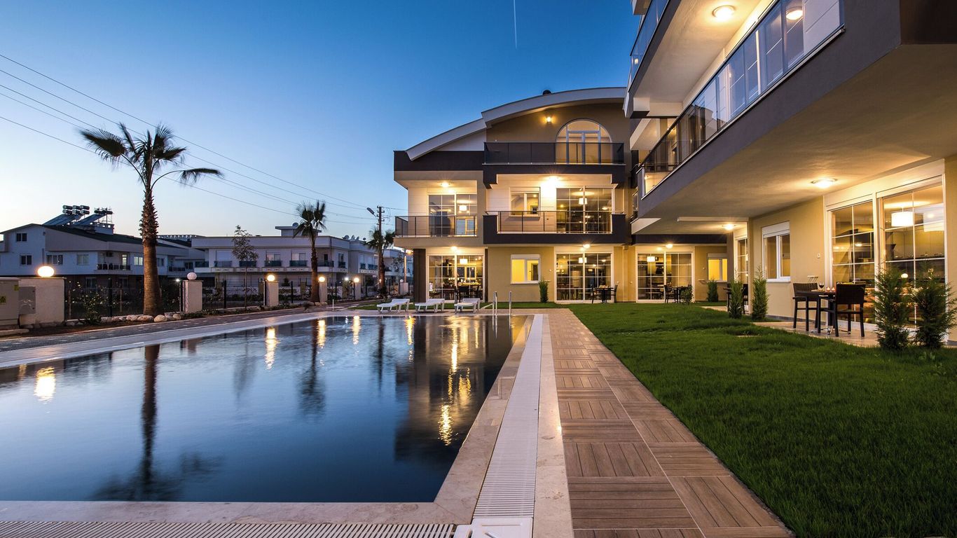 لارا بيتش هومز