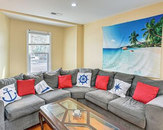 Dock! Waterfront Haven 2 Mi to Atlantic City Beach - Atlantic City - Living room