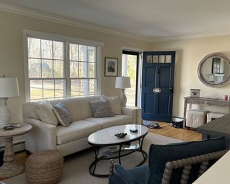 Walk to private bay beach, close to Greenport, wineries, golf! Premier Host home - East Marion - Living room