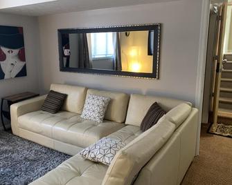 Cozy Vacation Unit brA mile to Hall of Fame - Canton - Sala de estar
