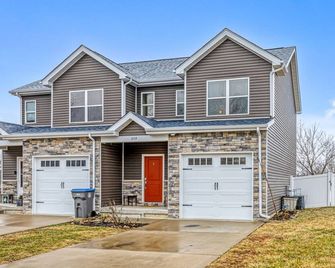 Spacious 2 bedroom/2.5 bathroom Townhome - O'Fallon - Edificio
