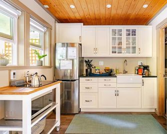 Wooded Bainbridge Island Studio - Bainbridge Island - Cocina