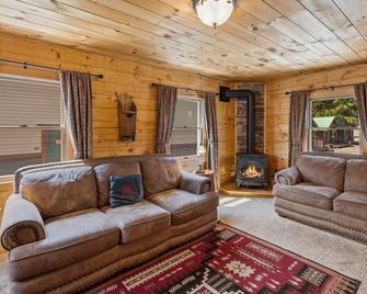 Stay at The Bucking Moose (#10) Cowboy Cabin, 2 bedroom cabin just 1 minute from Yellowstone - West Yellowstone - Living room