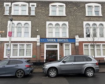 York Hotel - Ilford - Bygning