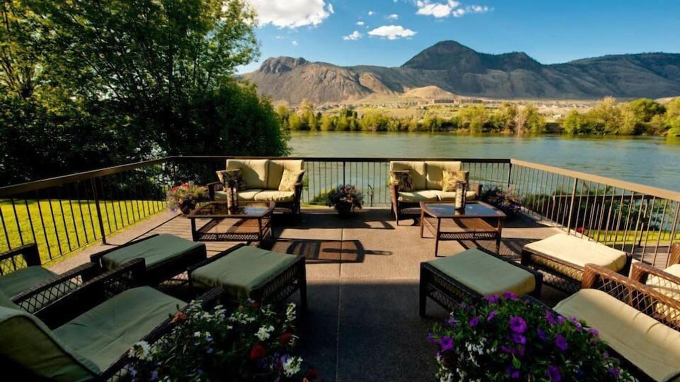 Riverland Inn & Suites