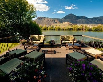 Riverland Inn & Suites - קאמלופס - מרפסת