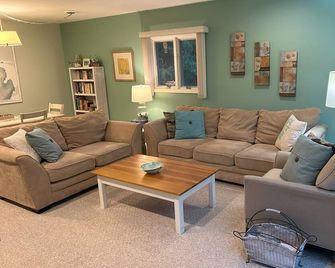 Lake Michigan retreat w/ private beach access, family friendly, solar & gardens - Benton Harbor - Wohnzimmer