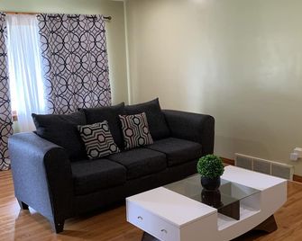 Niagara Falls Private Brick Vacation Hom - Niagara Falls - Living room