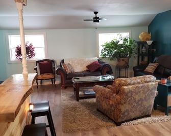 Charming completely updated cottage with water views of Croton Pond. - Newaygo - Living room