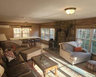 Broad River Cabin Total Privacy Riverbend Fishing Hiking- Now Fiber Internet! - Black Mountain - Wohnzimmer
