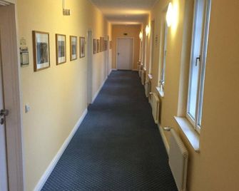 Hotel Vierseithof Luckenwalde - Луккенвальде - Коридор