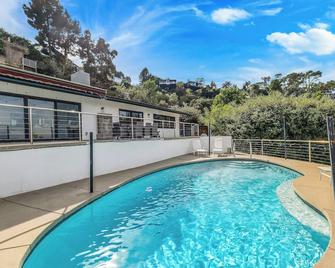 4BR Hilltop Villa by Universal Studios with Pool and Amazing Views - Los Ángeles - Piscina