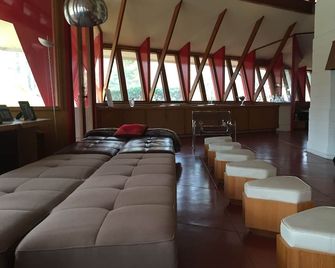 Frank Lloyd Wright Home 'Woodside' ~ Amazing Architecture! - Marion - Lounge