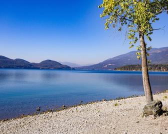 Lakefront condo w/great views & shared pool/hot tub/sauna/game room - Bay Point Lake Haus - Whitefish - Beach