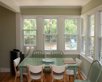 Short walk to the beach & backs up to the woods! Dates open in April and May!!! - Lakeside - Dining room