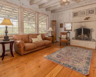 Antique log home, built in 1852 in St. Geneviève, MO - Ingram - Sala de estar