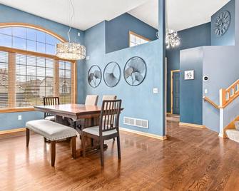 Wonderful home in prime Rosemount location.\n\n - Rosemount - Dining room