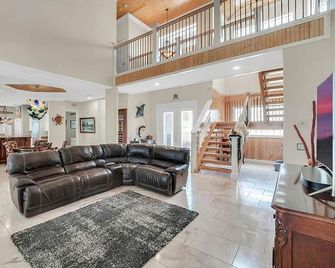 Spectacular Waterfront Home in Winter Haven - Winter Haven - Вітальня