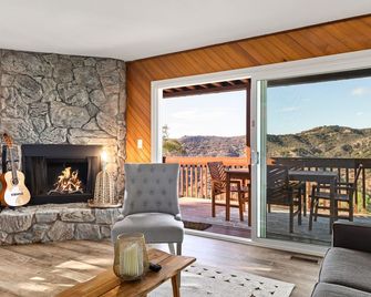 Cozy and Tranquil 2 bdrm/2ba Home in the Hills of Topanga - Topanga - Sala de estar