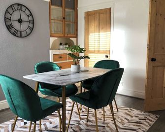 Premium Home Free Parking Sleeps 5 - Coventry - Dining room