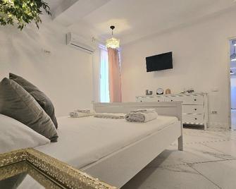 Hostel Cazino Nord Rooms - Mamaia - Bedroom