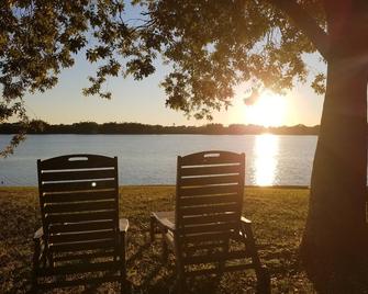 Lakefront, Sunsets, Sandy Beach, Private One Acre, Swim, Fish, Relax! - Avon Park - Patio