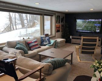 Charming Lake House on Beautiful Lake Independence - Medina - Living room