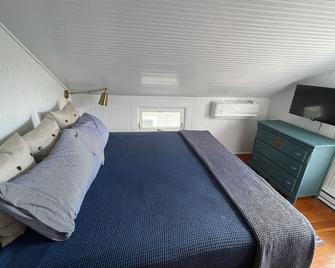 Summersalt Madison: New England shoreline charm 2-3 minutes from private beach - Madison - Bedroom