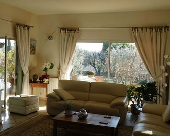 Detached villa with good amenities, private pool, close to Aix en Provence - Coudoux - Living room