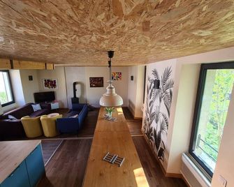 Charming Village House with Shared Heated Pool, Near Attractions, and Private Garden - Аржантон-сюр-Крез - Вітальня