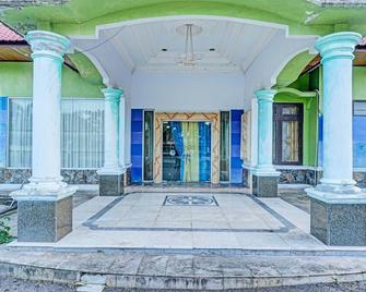 OYO 91973 Green Hotel Near Polsek Sabangau - Palangkaraya - Gebouw