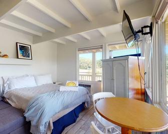 Cozy waterfront studio w/direct beach access - close to town - North Truro - Habitación