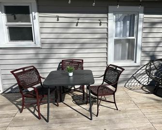 3BR Oasis Near Advocate Sherman & St. Joseph with Fenced Yard and Fire Pit - South Elgin - Patio