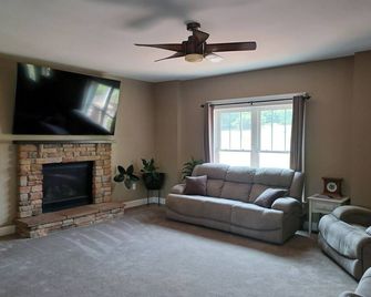 Commencement Weekend Rental, 5-bedroom home 20 minutes from Cornell University - Interlaken - Living room