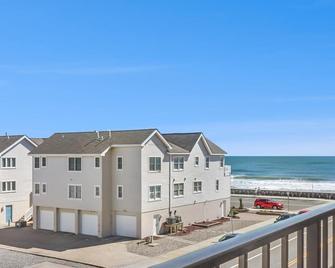 Beachfront!! Ocean Views From Your Balcony!! Huge Pool!! Fantastic Studio!! - North Wildwood - Edificio