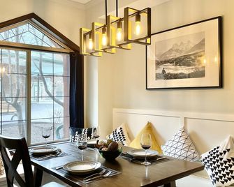 Mountain View NewlyReno luxury 2 BR/2BA chalet w/AC, pool open year round - Canmore - Dining room