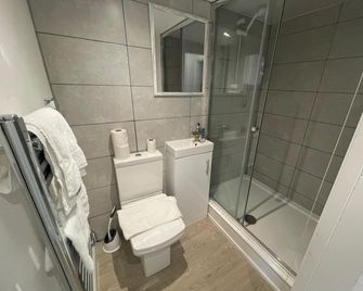 Queen Street Apartments - Wolverhampton - Bathroom