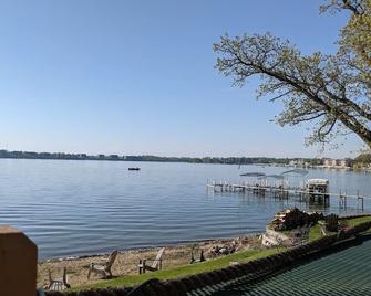 Prime East Lake beachfront cabin with boat hoist in Okoboji - Okoboji - Beach