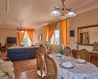 Villa Santa Ana en La Carlota - La Carlota - Essbereich
