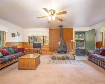 Bear Paw Lodge - Bayfield - Living room