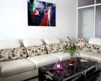 Dongdaihe Haizhiyuan Guesthouse - Qinhuangdao - Living room
