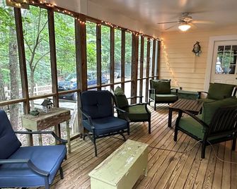 Relaxing, spacious home nestled in the woods and near Sewanee's main campus. - Sewanee - Balcón
