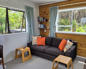 Spa Pool, Peaceful, Private Sanctuary At Plum Tree Cottage - Mangawhai - Living room