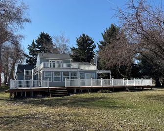 Cottage on the Lake - American Falls - Edificio