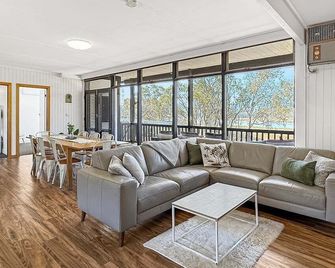 Lakefront Palms - Bonnie Doon