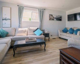 Fully Renovated Cottage on Queen, 3min walk from Beach and Downtown Adventures! - Kincardine - Huiskamer