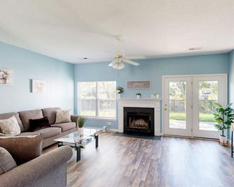 Cozy home with fireplace,gas grill,netflix and dog friendly - Goose Creek - Living room