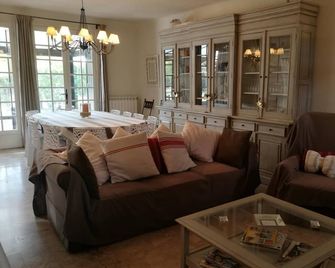 Mas du Palladau in Provence with swimming pool for 18 people, ideal for family or friends - Pernes-les-Fontaines - Huiskamer