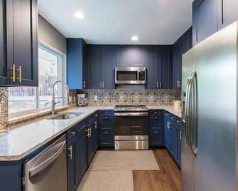 Tropical Pool Paradise! Hot Tub, Fire Pit, Grills! Comfortable Updated House - Duncanville - Kitchen