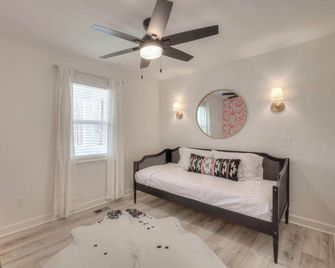 Woodland Retreat - Modern Comfort Near Nashville - Kingston Springs